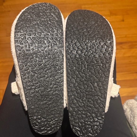 Time and Tru Kids Tan Fuzzy Slippers BRAND NEW - Picture 4 of 4